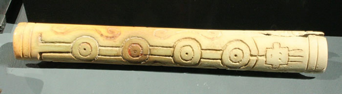 Tubo madera para aspirar polvos psicoactivos con representación de rostro humano. Periodo Post nwanaku, 1000 a 1450 d.C.Colecció n Museo Chileno de Arte Precolombino,2566.