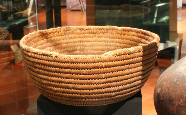 Escudilla de cestería en técnica de espiral. Fibra vegetal. Costa de Taltal. Pescadores Tardíos 700 – 1400 d.C. Colección Museo Augusto Capdeville,Taltal.