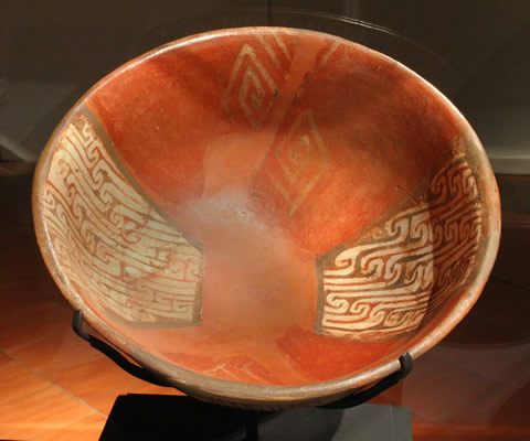 Escudilla policroma. Cerámica .Cultura Diaguita 1000 -1200 d.C. Colección Museo Chileno de Arte Precolombino,