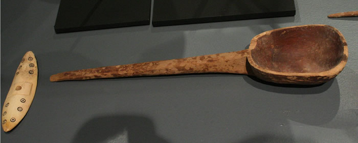Cuchara .Madera.Costa de Arica – Pescadores Tardíos.Cultura Arica 1000 – 1470 d.C.Colección Manuel Blanco Encalada,MCHAP .