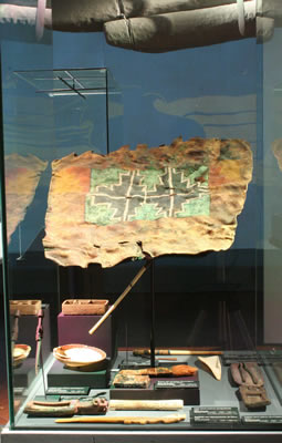 Máscara ritual pintada.Cuero. Costa de lquique,Pescadores Tardíos , 1000 – 1470 d.C. Colección Museo Regional de lquique.