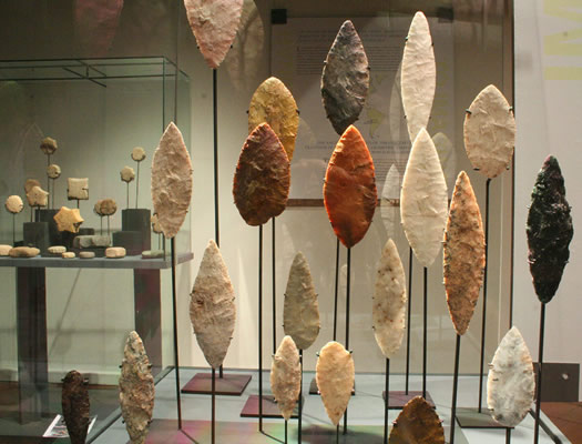Conjunto de hojas líticas de talla bifacial de diferentes materias primas. Costa de Antofagasta ,Pescadores Tempranos 5000 – 2000 a.c.
