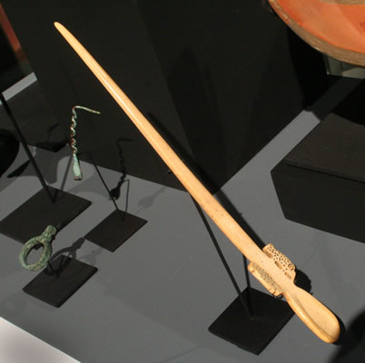 a) Espátula con felinos. Hueso. Costa de Taltal,Cultura San Pedro o Diaguita (700 – 1200 d.C.). Colección Museo Augusto Capdeville, Taltal. b) Cucharilla con mango serpentiforme. Cobre. Costa de Taltal,Cultura Faldas del Morro (900 – 500 a.C.). Colección Museo Augusto Capdeville, Taltal. c) Anillo. Cobre. Costa de Taltal,Cultura San Pedro o Diaguita (700 – 1200 d.C.). Colección Museo Augusto Capdeville , Taltal.