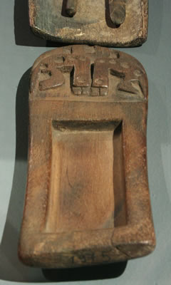 Tableta para polvos alucinógenos. Madera. Norte Grande. Periodo Post Tiwanaku 1000 – 1300 d.C. Museo Chileno de Arte Precolombino , 1975.