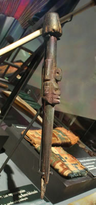 Tubo madera para aspirar polvos psicoactivos con representación de rostro humano. Periodo Post nwanaku, 1000 a 1450 d.C.Colecció n Museo Chileno de Arte Precolombino,2566.