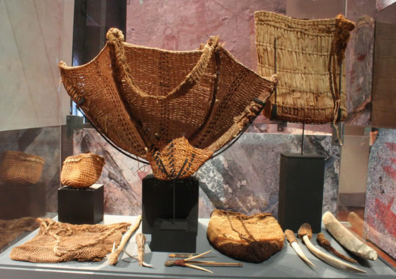 Capacho para transporte. Fibra vegetal y de camélido. Costa de Arica – Pescadores Tardíos (1350 -1500 d.C.) . Colección Museo Chileno de Arte Precolombino,2800.