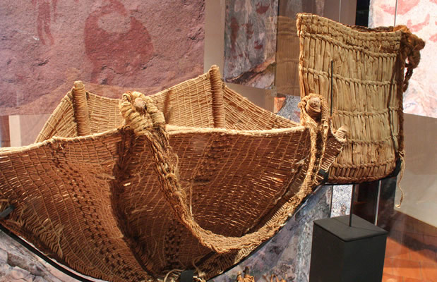 Capacho para transporte. Fibra vegetal y de camélido. Costa de Arica – Pescadores Tardíos (1350 -1500 d.C.) . Colección Museo Chileno de Arte Precolombino,2800.