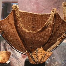 Capacho para transporte. Fibra vegetal y de camélido. Costa de Arica - Pescadores Tardíos (1350 -1500 d.C.) . Colección Museo Chileno de Arte Precolombino,2800.