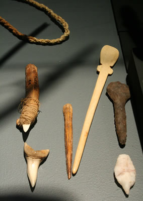 a) Perforadores .Cuarcita y jaspe. Costa de Taltal – Pescadores Tempranos .Colección Museo Augusto Capdeville, Taltal. b) Herramienta aserrada .Espina caudal de raya águila (Myliobatis chilensis). Costa de Taltal- Pescadores Tardios .Museo Augusto Capdeville,Cha-31. c) Cucharilla – espátula . Hueso.Costa de Taltal. Cultura San Pedro o Diaguita,700 – 1200 d.C.Museo Augusto Capdeville,Cha-66b.