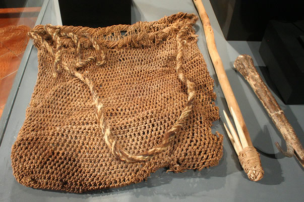 «Chinguillo»: Bolsa anillada. Fibra vegetal e hilados de camélido. Costa de lquique – Pescadores Tardíos.Colección Museo Regional de !quique.o. Costa de lquique – Pescadores Tardíos.Colección Museo Regional de !quique.