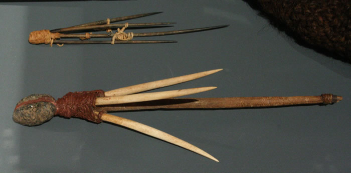 a) «Potera» para pesca de arrastre. Espinas de cactus y algodón.Costa de lquique – Pescadores Tardíos (1000 – 1470 d.C.). Colecció n Museo Regional de lquique. b) «Potera» para pesca por arrastre.Madera, hueso de mamífero, piedra.Costa de Taltal – Pescadores Tardíos . Colección Museo Augusto Capdeville.