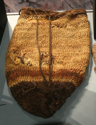Bolsa tubular anillada con reparaciones. Fibra de camélido y pelo humano. Desembocadura río Camarones – Pescado res Tardíos {1400 -1536 d.C.). Colección Manuel Blanco Encalada ,MCHAP.