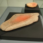 Mortero y mano de moler con pigmento rojo.Piedra y óxido de fierro. Costa de Taltal. Pescadores Tempranos f Tardíos. Colección Museo Augusto Capdeville, Taltal.