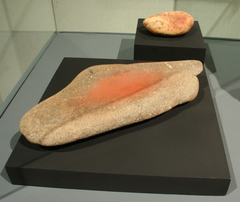 Mortero y mano de moler con pigmento rojo.Piedra y óxido de fierro. Costa de Taltal. Pescadores Tempranos f Tardíos. Colección Museo Augusto Capdeville, Taltal.