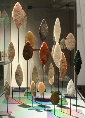 Conjunto de hojas líticas de talla bifacial de diferentes materias primas. Costa de Antofagasta ,Pescadores Tempranos 5000 – 2000 a.c.