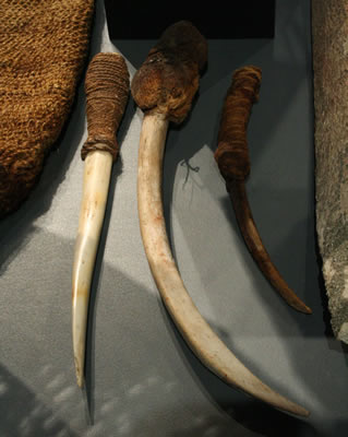 Chopes enmangados: Instrumento mariscador .Costilla de mamifero ,fibra de camélido y algodó n.Costa de Antofagasta – Pescadores Tardios. Colecciones Universidad de Antofagasta y Museo Regional de lquique.