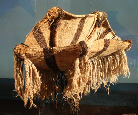 Capacho para transporte. Fibra vegetal y de camélido. Costa de Arica – Pescadores Tardíos (1350 -1500 d.C.) . Colección Museo Chileno de Arte Precolombino,2800.