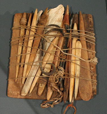 Conjunto de pesca: Cabezal de arponcillo,cuerpos de cabezales,anzuelos , barbas,espátulas ,agujas y herramienta aserrada. Madera, hueso,espina de cactus ,espina caudal de raya y fibra de camélido. Costa de Arica o Tarapacá ,Pescadores Tardios . Colección Museo Andino.