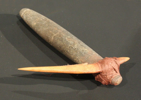 Anzuelo compuesto con pesa y barba. Piedra, hueso y pigmento ocre.Costa de Taltal – Pescadores Tempra nos (1500 – 1000 a.C.). Colección Museo Augusto Capdeville.