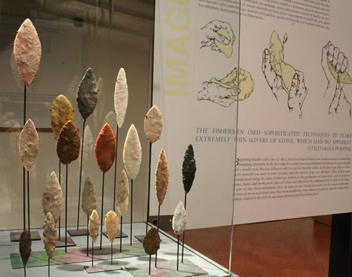 Conjunto de hojas líticas de talla bifacial de diferentes materias primas. Costa de Antofagasta ,Pescadores Tempranos 5000 – 2000 a.c.