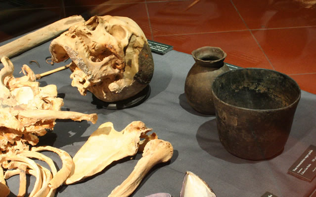 a) Vaso troncocónico negro pulido. Cerámica. Cultura San Pedro 100 a.c.-400 d.C. Colección Museo Histórico Natural de Mejillones. b) Botella gris café alisada.Cerámica. Estilo Quillagua-Tarapacá 100-500 d.C. Colección Museo Histórico Natural de Mejillones.
