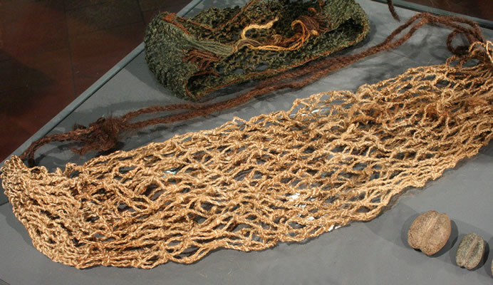 Bolsa tubular de red anudada. Fibra de camélido .Costa de !quique,Pescadores Tardíos. Colección Museo Regional de !quique.