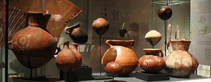 a) Cuenco decorado .Cerámica.Cultura Arica 1350 – 1470 d.C. Colección Museo Chileno de Arte Precolombino, 0619. b) Cántaro pintado. Cerámica .Cultura Yavi (Puna atacameña) 1300 – 1470 d.C. Colección Museo Chileno de Arte Precolombino,2872.