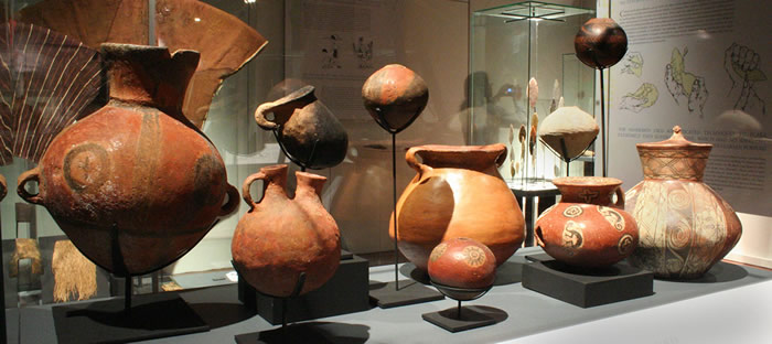 Jarros policromos. Cerámica. Cultura Arica 1000 – 1470 d.C. Colección Museo Chileno de Arte Precolombino , CE-260 y 261.
