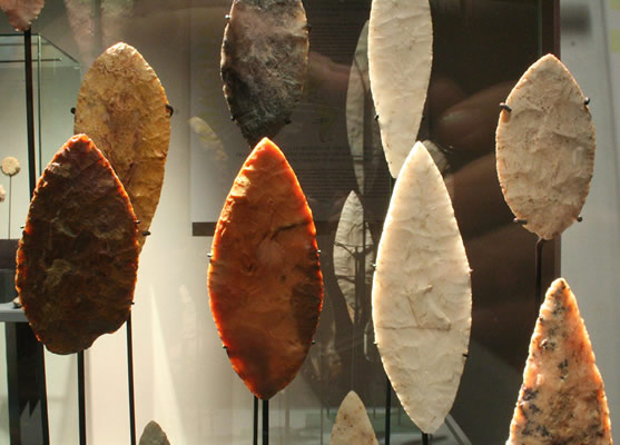 Conjunto de hojas líticas de talla bifacial de diferentes materias primas. Costa de Antofagasta ,Pescadores Tempranos 5000 – 2000 a.c.