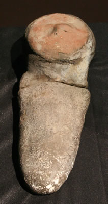 Figurilla antropomorfa modelada. Arcilla y ceniza sobre estructura de madera, pigmento roj o. Costa de lquique – Pescadores Tempranos. Complejo Chinchorro 5500 – 2000 a.c. Colección Museo Regional de lquique.