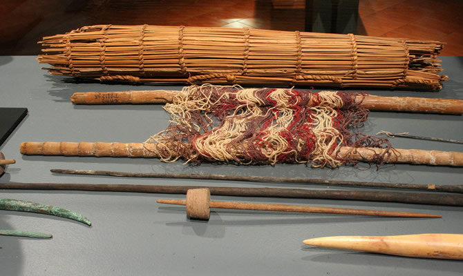 Equipo textil: Estera,telar de cintura, palillo,trameros , huso,apretador y agujas. Fibra vegetal,metal,madera, hueso,espina de cactus.Costa de Arica – Pescadores Tardíos. Cultura Arica 1100 – 1350 d.C.Colección Manuel Blanco Encalada,MCHAP Pe-198,199.