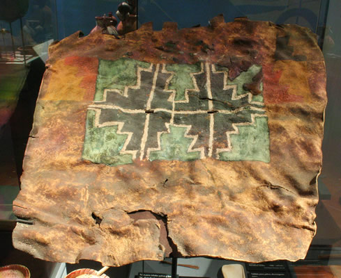 Máscara ritual pintada.Cuero. Costa de lquique,Pescadores Tardíos , 1000 – 1470 d.C. Colección Museo Regional de lquique.