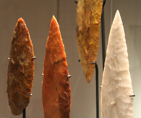 Hoja litica de talla bifacial. Calcedonia. Costa de Antofagasta ,Pescadores Tempranos 5000 – 2000 a.c. Colección Museo Chileno de Arte Precolombino,3054.