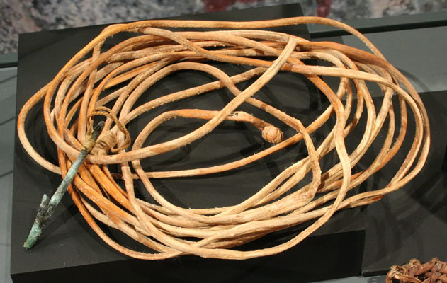 Línea de pesca con anzuelo.Cuero y metal. Camarones ,Arica – Pescadores Tardíos (1400 – 1536 d.C).Colección Manuel Blanco Encalada ,MCHAP.