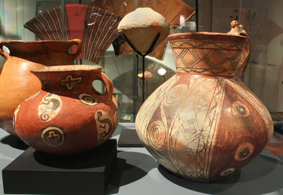 Jarros policromos. Cerámica. Cultura Arica 1000 – 1470 d.C. Colección Museo Chileno de Arte Precolombino , CE-260 y 261.