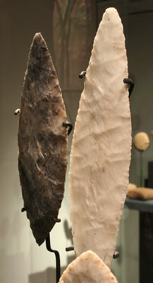 Hojas liticas de talla bifacial. Costa de Antofagasta ,Pescadores Tempranos 5000 – 2000 a.c. Colección Museo Arqueo lógico de La Serena y Universidad de Antofagasta.
