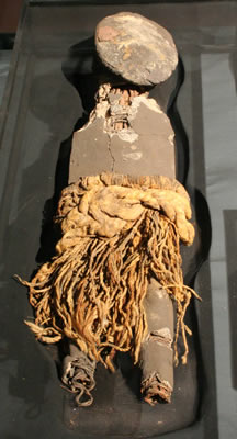 Momia «negra» de neonato,con faldellín. Recubierta con arcilla y ceniza ,faldellín de fibra de camélido. Costa de Arica – Pescadores Tempranos. Complejo Chinchorro 5500 – 2000 a.c. Colección Manuel Blanco Encalada, MCHAP Pe-278.