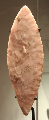 Hoja litica de talla bifacial. Calcedonia. Costa de Antofagasta ,Pescadores Tempranos 5000 – 2000 a.c. Colección Museo Chileno de Arte Precolombino,3054.