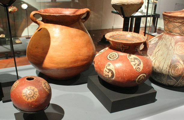 Jarros policromos. Cerámica. Cultura Arica 1000 – 1470 d.C. Colección Museo Chileno de Arte Precolombino , CE-260 y 261.