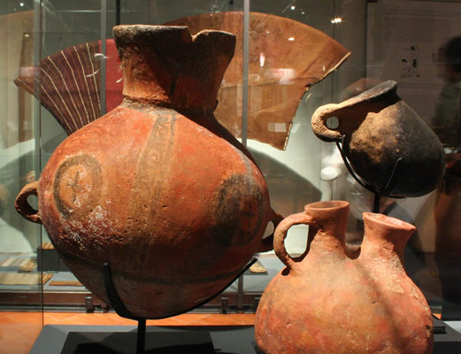 a) Cántaro policromo.Cerámica .Costa de Arica – Pescadores Tardios .Cultura Arica 1350 – 1470 d.C.Colección Manuel Blanco Encalada,MCHAP. b) Botella con doble gollete. Cerámica .Desembocadura río Loa.Complejo Pica-Tarapacá 1000 – 1470 d.C.Colección Universidad de Antofagasta . c) Jarro «zapato».Cerámica. Desembocadura río Loa.Pescadores Tardíos 1000 – 1300 d.C.Colección Universidad de Antofagasta .
