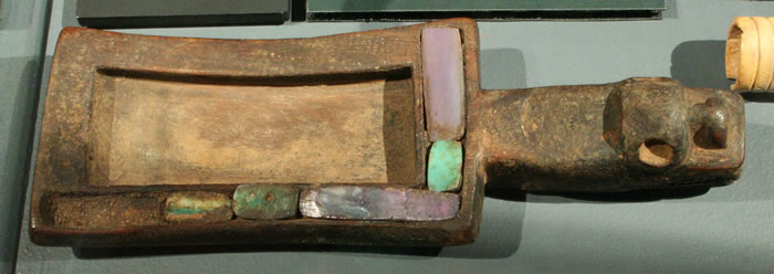 Detalle tableta para polvos alucinógenos. Madera. Norte Grande. Periodo Post Tiwanaku 1000 – 1300 d.C. Museo Chileno de Arte Precolombino , 1975.