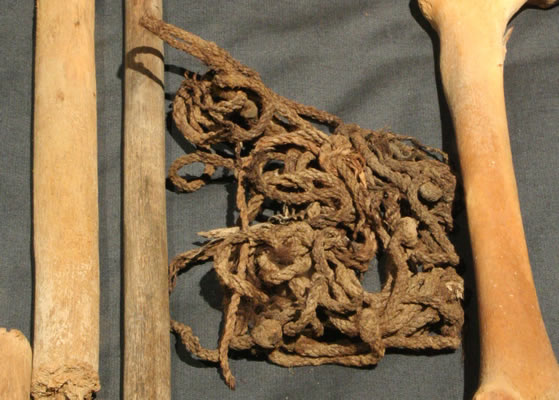Soga con nudos corredizos .Cables torcidos , pelo humano y fibra vegetal. Pescadores Tardíos 100 – 500 d.C. Colección Museo Histórico Natural de Mejillones.