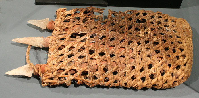 Bolsa para portar cabezales de arpones. Fibra vegetal. Costa de Arica – Pescadores Tardíos (1200-1470 d.C.). Colección Manuel Blanco Encalada ,MCHAP.