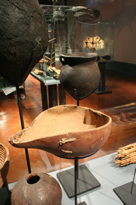 a) Recipiente reparado. Calabaza .Costa de Arica – Pescadores Tardíos. Cultura Arica 1000 – 1470 d.C. Colección Manuel Blanco Encalada,MCHAP. b) Olla. Cerámica. Costa de Arica – Pescadores Tardíos. Cultura Arica 1000 – 1470 d.C. Colección Manuel Blanco Encalada ,MCHAP.