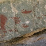 Escena de arrastre de lobo marino y varios cetáceos desde balsas de cuero de lobo,y arqueros cazando guanacos con arco y flecha (foto F. Maldonado).