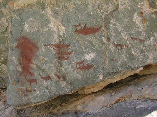 Escena de arrastre de lobo marino y varios cetáceos desde balsas de cuero de lobo,y arqueros cazando guanacos con arco y flecha (foto F. Maldonado).