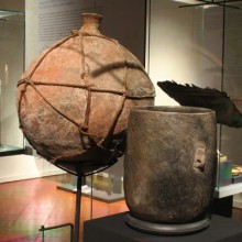 a) Botella reparada.Cerámica,fibra de camélido, resina y pelo humano..Costa de Iquique,Complejo Pica-Tarapacá (1000 - 1470 d.C.). Colección Museo Regional de Iquique. b) Vaso monocromo y pulido. Cerámica .Costa de Taltal. Cultura San Pedro (100 a.c .- 400 d.C.). Colección Museo Augusto Capdeville, Taltal.
