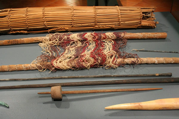 Equipo textil: Estera,telar de cintura, palillo,trameros , huso,apretador y agujas. Fibra vegetal,metal,madera, hueso,espina de cactus.Costa de Arica – Pescadores Tardíos. Cultura Arica 1100 – 1350 d.C.Colección Manuel Blanco Encalada,MCHAP Pe-198,199.
