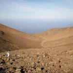 Desembocadura de la quebrada El Médano (Taltal) en el acantilado costero,cerca de 1.000 m sobre el nivel del mar (foto J . Berenguer).