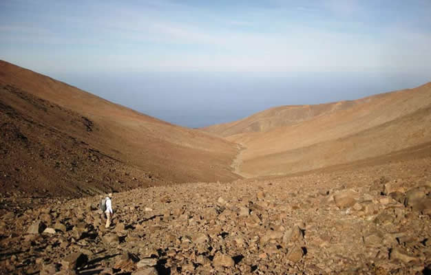Desembocadura de la quebrada El Médano (Taltal) en el acantilado costero,cerca de 1.000 m sobre el nivel del mar (foto J . Berenguer).